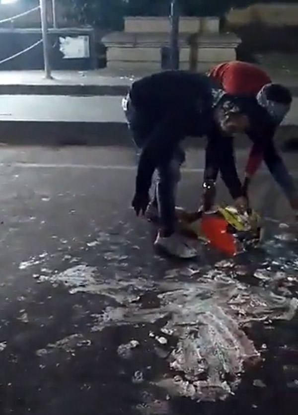 जन्मदिन पर बर्थडे बाॅय को साफ करनी पड़ गई सड़क, यूपी पुलिस ने कुछ ऐसे लगाई क्लास, देखें वीडियो