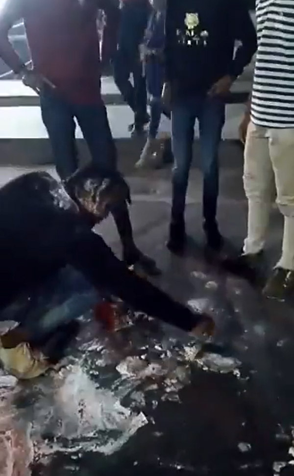 जन्मदिन पर बर्थडे बाॅय को साफ करनी पड़ गई सड़क, यूपी पुलिस ने कुछ ऐसे लगाई क्लास, देखें वीडियो