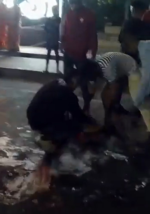 जन्मदिन पर बर्थडे बाॅय को साफ करनी पड़ गई सड़क, यूपी पुलिस ने कुछ ऐसे लगाई क्लास, देखें वीडियो