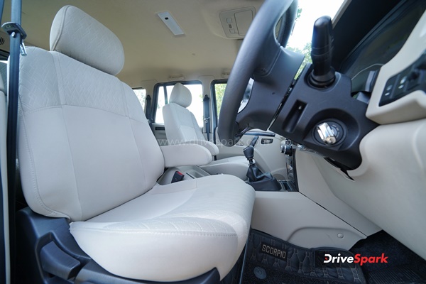 महिंद्रा स्काॅर्पियों क्लासिक: नए डिजाइन में पुरानी एयसूवी का मजा, पढ़ें रिव्यू