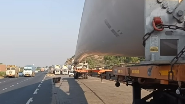 यह ट्रक 250 फीट लंबा है।