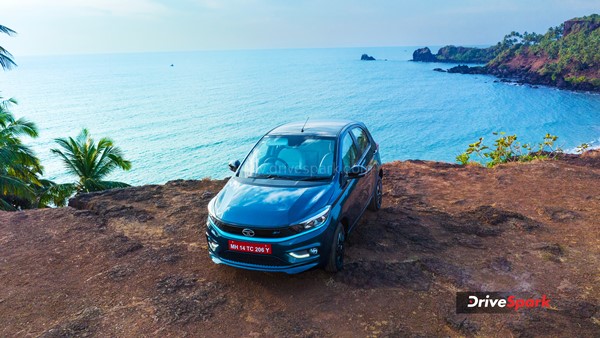 टाटा टियागो रिव्यू: रेंज फीचर्स, कीमत, चार्जिंग टाइम और चलाने में है कैसी? जानें सबकुछ 