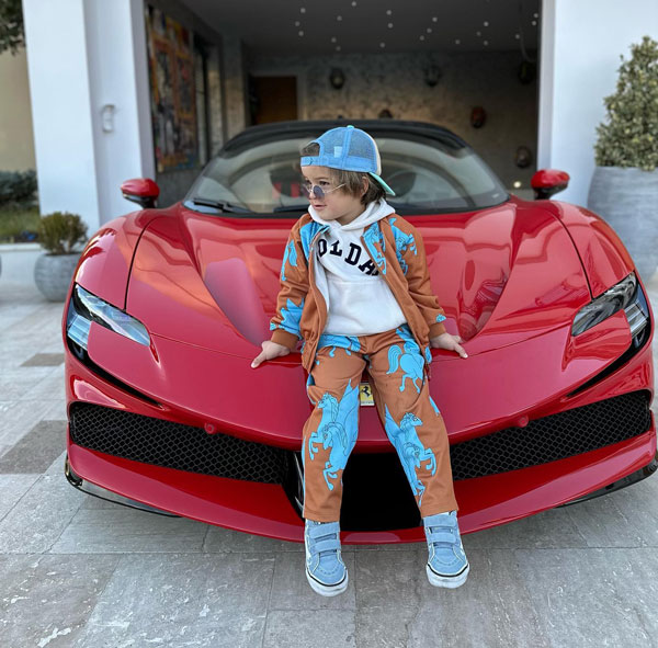 तीन साल के बच्चे ने दौडाई 7.50 करोड़ रुपये की कार