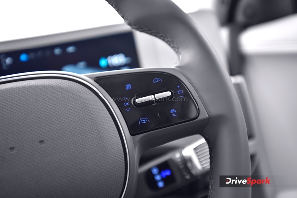 हुंडई आयोनिक 5: क्या बन पाएगी प्रीमियम सेगमेंट की टाॅप इलेक्ट्रिक एसयूवी? पढ़ें रिव्यू | Hyundai Ioniq 5 Review Price Features Range Specifications