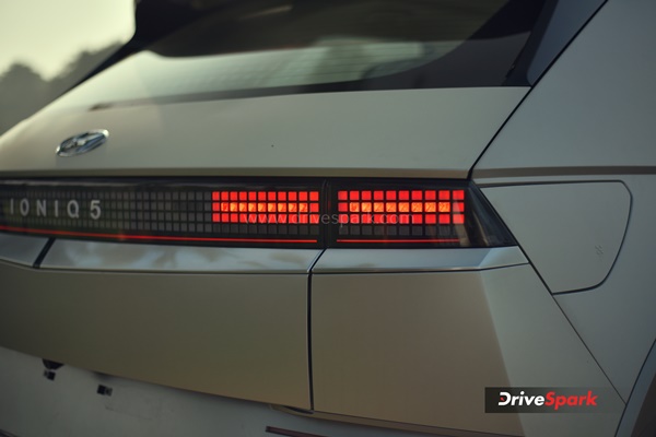 हुंडई आयोनिक 5: क्या बन पाएगी प्रीमियम सेगमेंट की टाॅप इलेक्ट्रिक एसयूवी? पढ़ें रिव्यू | Hyundai Ioniq 5 Review Price Features Range Specifications