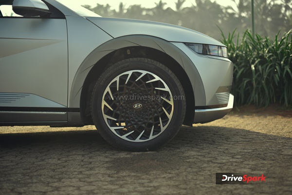 हुंडई आयोनिक 5: क्या बन पाएगी प्रीमियम सेगमेंट की टाॅप इलेक्ट्रिक एसयूवी? पढ़ें रिव्यू | Hyundai Ioniq 5 Review Price Features Range Specifications