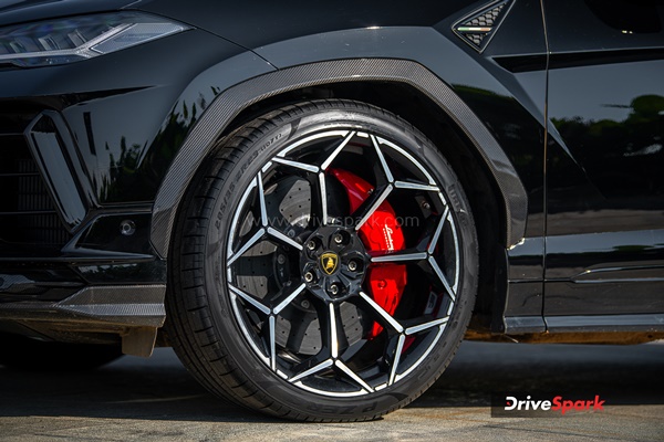 लेम्बोर्गिनी उरुस परफॉर्मेंटे: इटालियन ब्रांड की एक और पाॅवरफुल कार, क्या दिखा पाएगी कमाल, पढ़ें रिव्यू