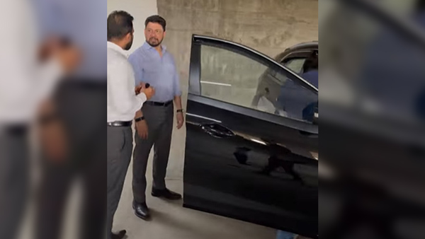 यह सेलेब्रिटीज भी चलाते है इलेक्ट्रिक कार्स, धोनी भी है लिस्ट में शामिल