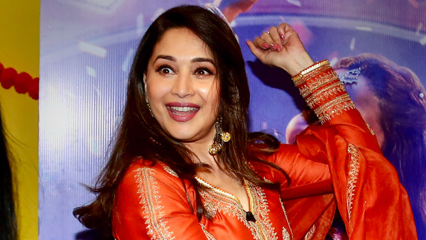 माधुरी दीक्षित ने खरीदी 3 करोड़ रुपये की नई कार, पति के साथ सवारी करते आई नजर