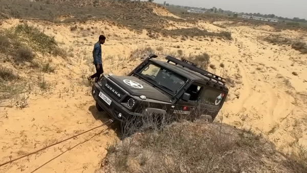 फंस गयी 15 लाख की एसयूवी, ट्रैक्टर से खींचकर निकालना पड़ा 