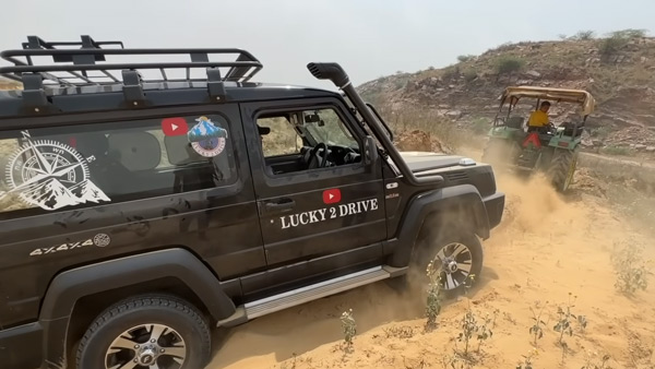 फंस गयी 15 लाख की एसयूवी, ट्रैक्टर से खींचकर निकालना पड़ा 