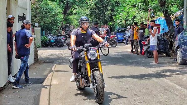 करोड़ों की कार छोड़कर बाइक चलाते नजर आये कार्तिक आर्यन