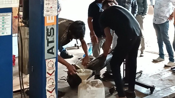 डिलीवरी के दौरान पेट्रोल कार में डीलर ने डाला डीजल, ओनर ने मांगी नई गाड़ी