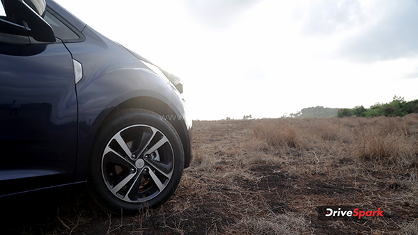 टाटा अल्ट्रोज आईसीएनजी रिव्यू: इंजन, प्रदर्शन, बूट स्पेस