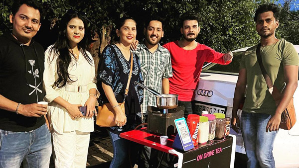 मुंबई में इस लड़के ने ऑडी की कार से चाय बेचना किया शुरू