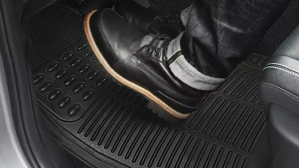 मॉनसून के दौरान इस तरह से रखें अपने कार के इंटीरियर को क्लीन