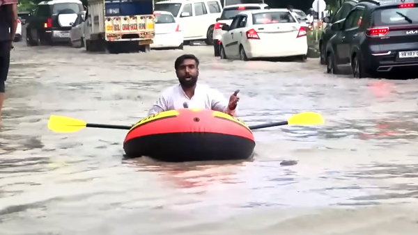 गुरुग्राम में बारिश के बाद भरा पानी तो व्यक्ति बोट में यात्रा करते आये नजर गुरुग्राम में बारिश के बाद भरा पानी तो व्यक्ति बोट में यात्रा करते आये नजर