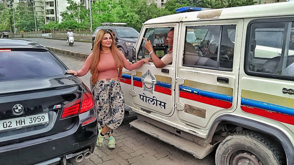 सनरूफ से बाहर निकल फोटो खिंचवा रही थी राखी सावंत