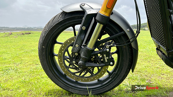 ट्रायम्फ स्पीड 400 रिव्यू: कंपनी की सबसे छोटी बाइक कर पाएगी बड़ा नाम?