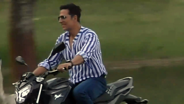 Akshay Kumar Riding Bike