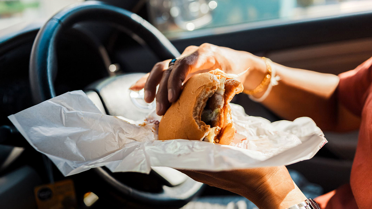 Be careful if you eat street food while driving ड्राइविंग के दौरान स्ट्रीट  फूड खाने से पहले सावधान रहना चाहिए, वरना कई तरह के नुकसान हो सकता है -  Hindi DriveSpark