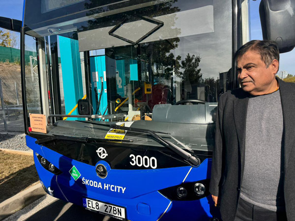 Nitin Gadkari Rides Hydrogen Bus 