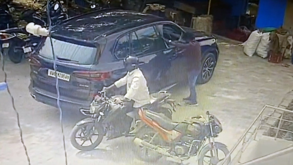 Thief Breaks BMW X5 Luxury Suv Window And Steals 14 Lakh Rupees Thief Breaks BMW X5 Luxury Suv Window And Steals 14 Lakh Rupees