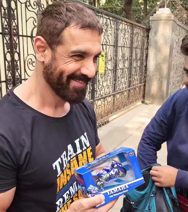 Fan gets John Abraham’s autograph on TVS Apache RR 310