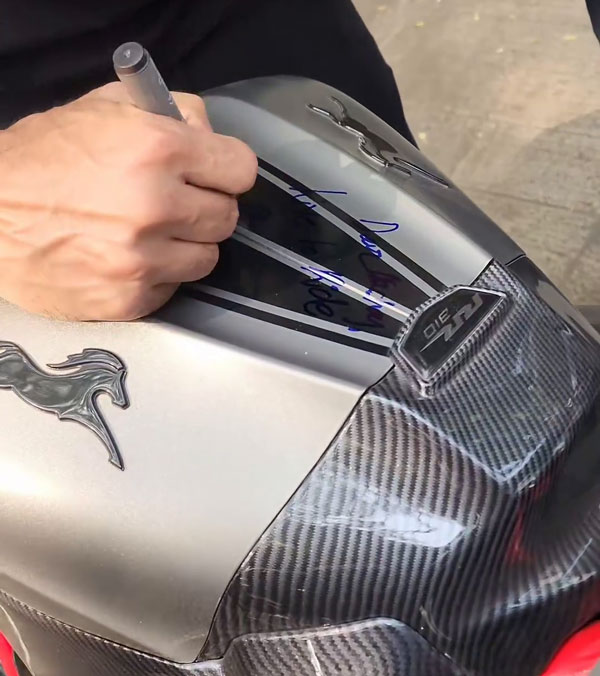 Fan gets John Abraham’s autograph on TVS Apache RR 310