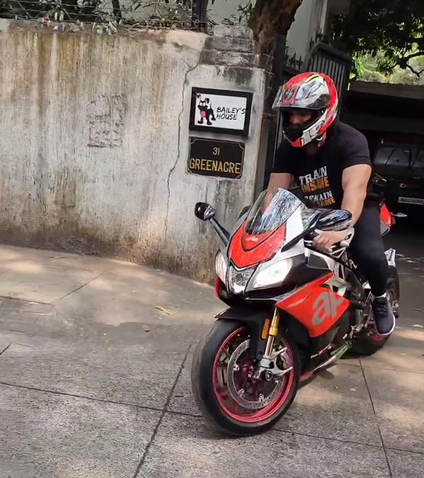 Fan gets John Abraham’s autograph on TVS Apache RR 310