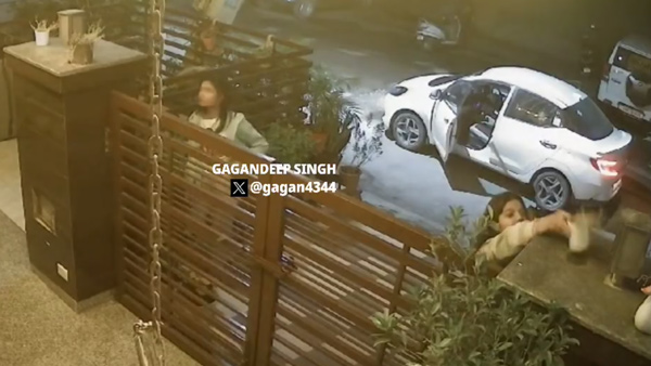 Two girls arrive in Hyundai Aura sedan to steal flowerpots 