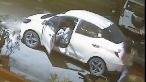 Two girls arrive in Hyundai Aura sedan to steal flowerpots 