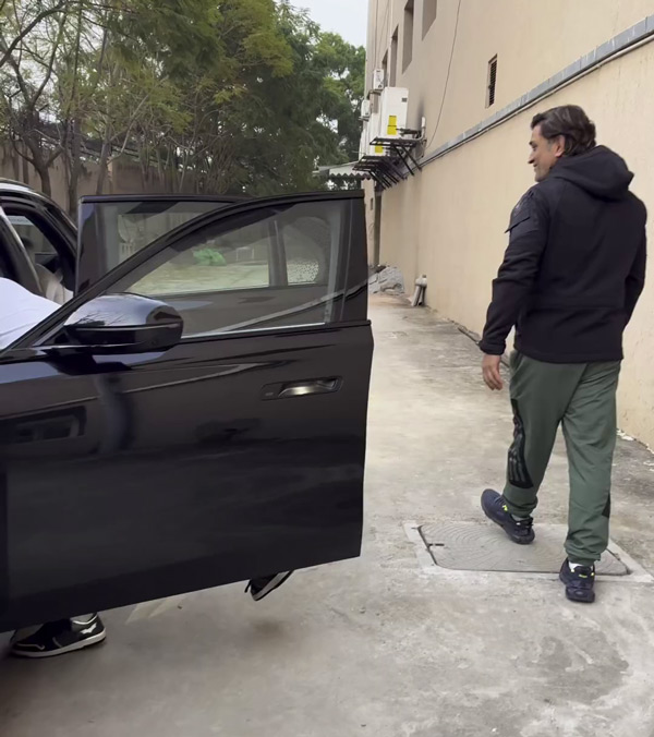 MS Dhoni signs fan’s BMW 740i Series