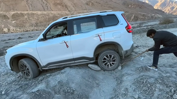 Mahindra Scorpio-N gets stuck Thar Rescue