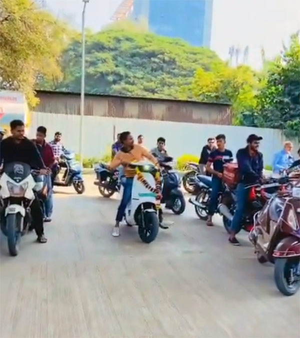 Ola S1 Pro rider trolls 2-wheeler owners