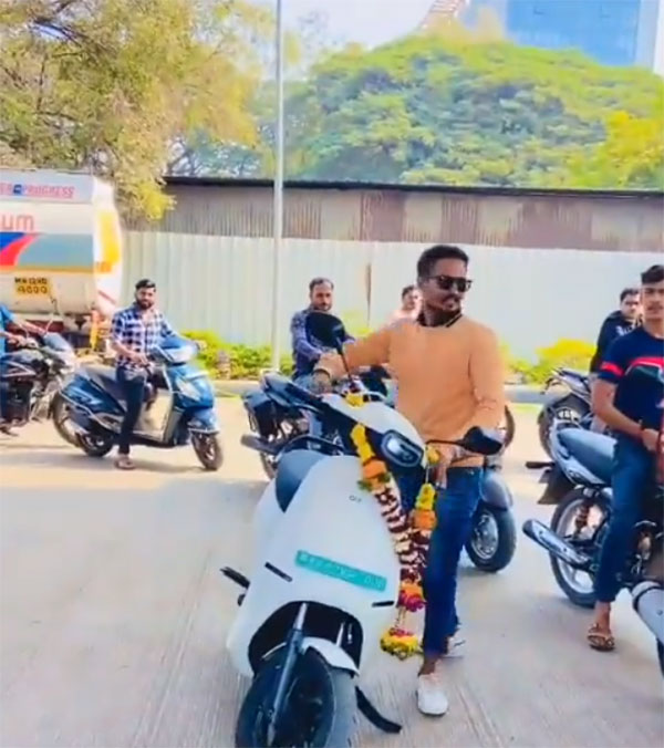 Ola S1 Pro rider trolls 2-wheeler owners