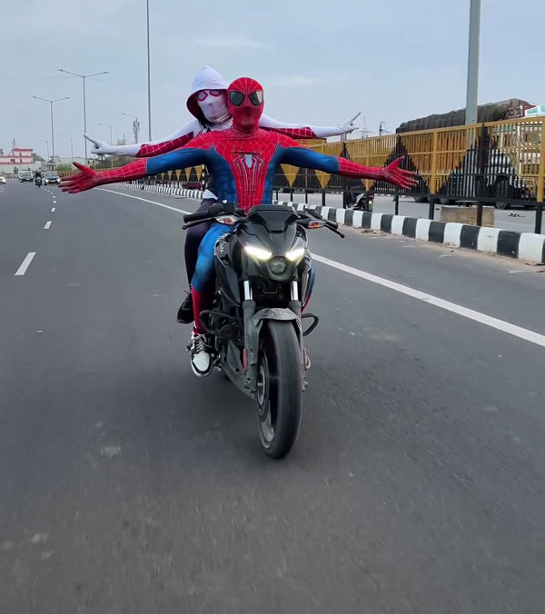 Spiderman Couple Bike Stunt