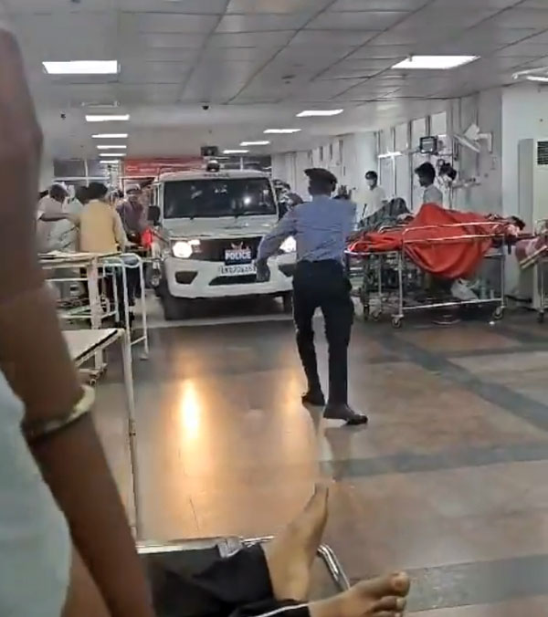 Cops Drive Mahindra Bolero into AIIMS