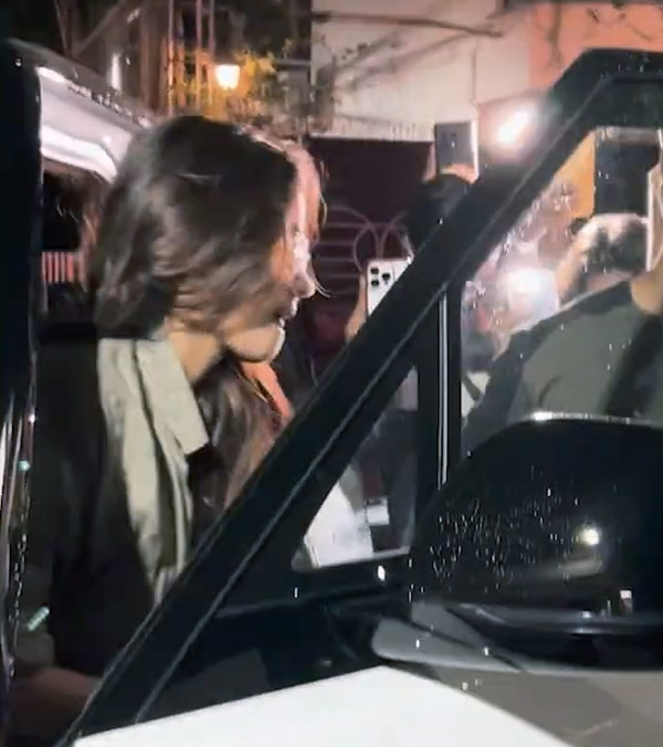 Janhvi Kapoor Seen in a Luxury Range Rover