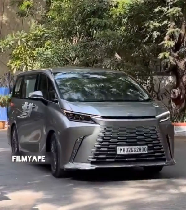 Ranbir Kapoor And Alia Bhatt New Lexus LM 350h Ranbir Kapoor And Alia Bhatt New Lexus LM 350h