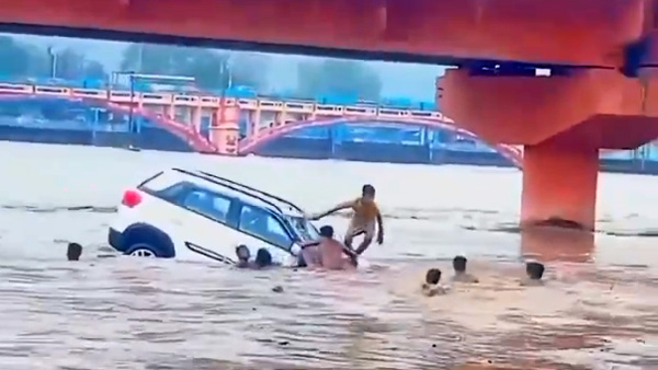 Car being washed away in ganga