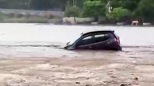 Car being washed away in ganga