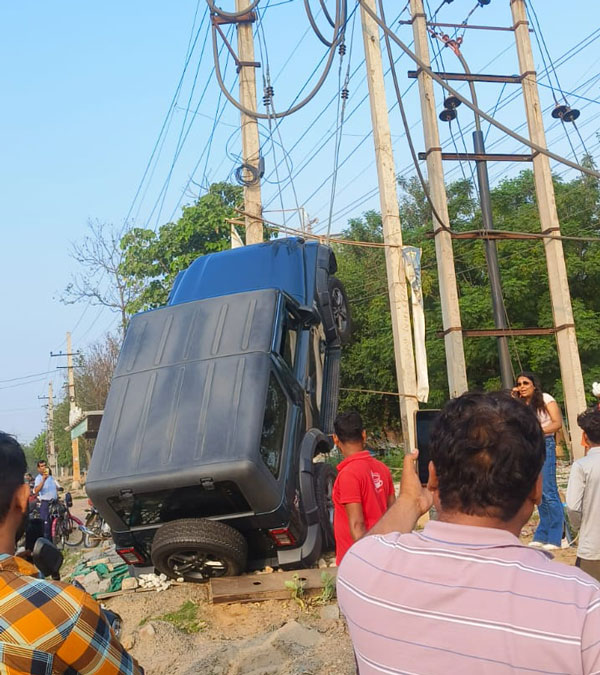 Mahindra Thar Goes Up Electricity Pole