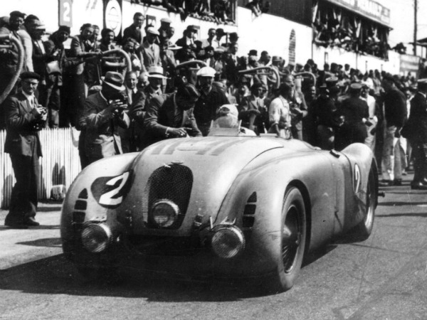 Jean-Pierre Wimill in the Bugatti 57G Tank