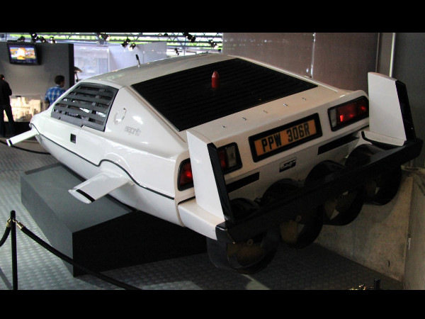 james bond lutus submarine car