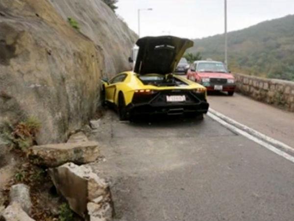 lamborghini-aventador-rear