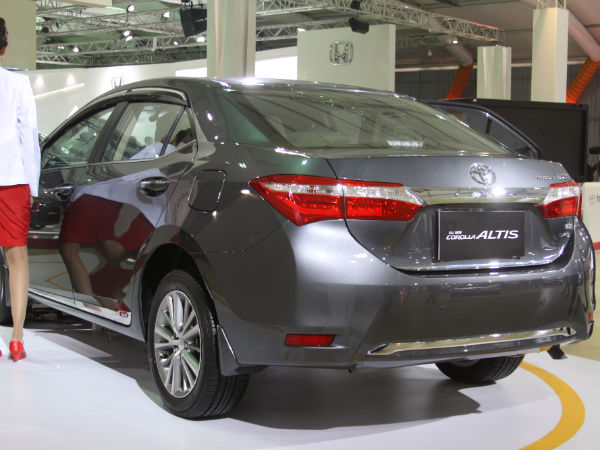 toyota corolla altis rear