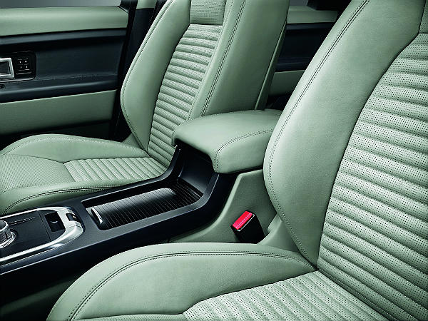 Land Rover Discovery Sport: Front Seats