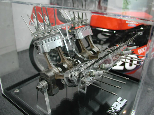 Honda NR: Engine