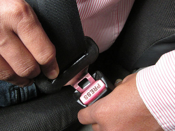 5. Check that the seatbelts click into place easily, in both the front and the rear seats. 